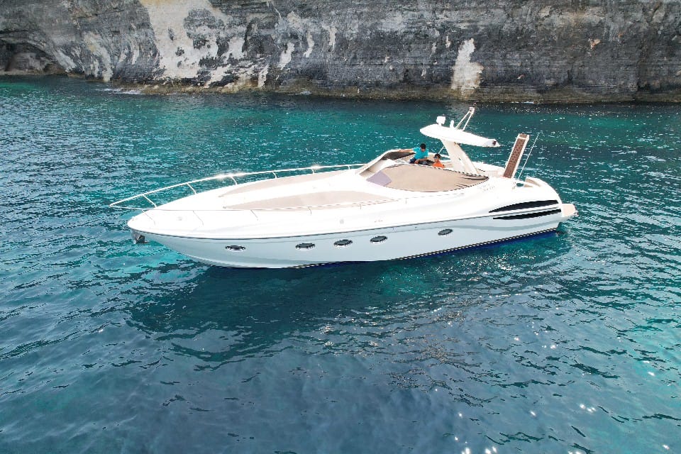 White-hull profile on turquoise water
